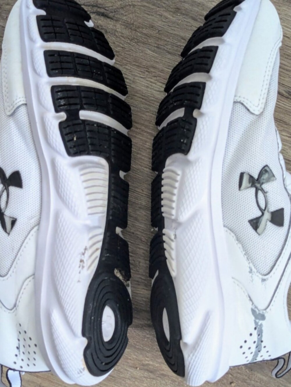 New Balance Deluxe White / Black Sneakers size 8 EUC